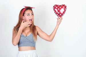 mujer joven con globo en forma de corazón foto