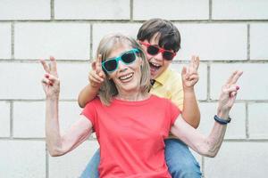 abuela y nieto divertidos con gafas de sol foto