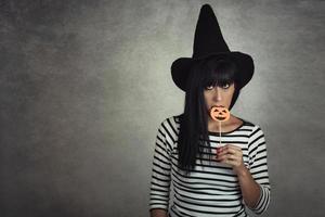 mujer joven sosteniendo una calabaza en halloween foto