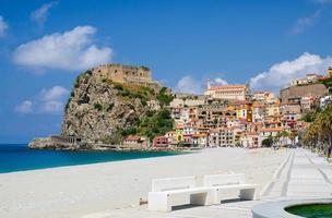 hermosa ciudad scilla con castillo medieval en roca, calabria, italia foto