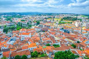 vista panorámica aérea del antiguo centro histórico de la ciudad de leiria con edificios de techos de tejas rojas, provincia de beira litoral foto