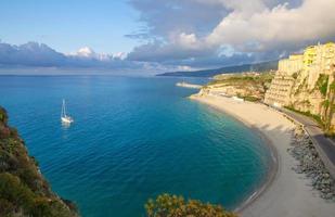 coloridos edificios de piedra de la ciudad de tropea en la cima del acantilado, calabria, italia foto