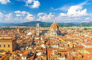 vista panorámica aérea superior de la ciudad de florencia con la catedral del duomo di santa maria del fiore foto