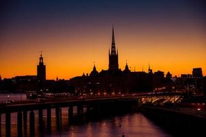 silueta del horizonte del paisaje urbano de estocolmo al atardecer, anochecer, suecia foto