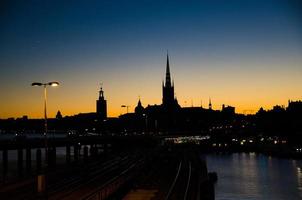 silueta del horizonte del paisaje urbano de estocolmo al atardecer, anochecer, suecia foto