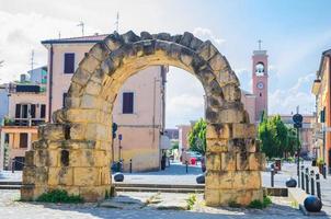 ruinas de la antigua puerta de arco de piedra porta montanara y la iglesia parrocchia di san gaudenzo foto