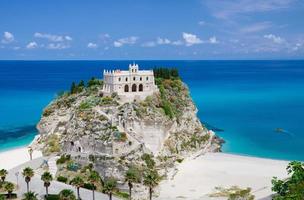 santuario iglesia santa maria dell isola en top rock, tropea, italia foto