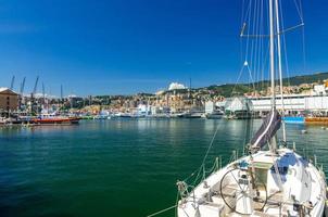 puerto porto puerto antico con lujosos yates blancos en el centro histórico de la antigua ciudad europea de génova foto