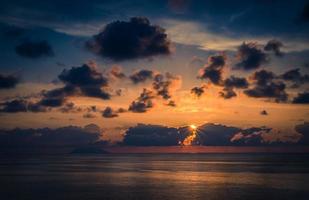 vista aérea de la hermosa y asombrosa puesta de sol del mar con un cielo dramático de color foto