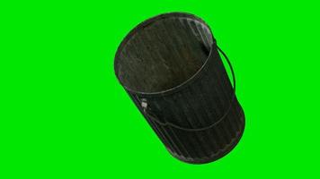 cubo de basura de metal sobre fondo verde chromakey video
