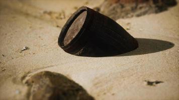 viejo barril de madera en la playa video