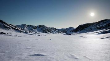 flyglandskap av snöiga berg och isiga stränder i Antarktis video
