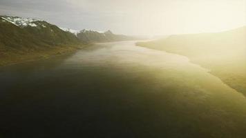 riflesso del fiordo norvegese in acque limpide video