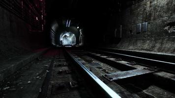 luce di notte nel tunnel della metropolitana della città vecchia video