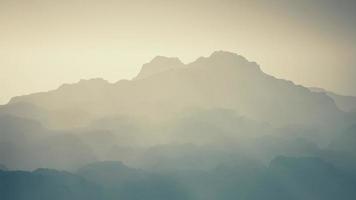 niebla en el valle de las montañas rocosas video