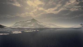 montanhas cobertas de gelo na paisagem antártica video