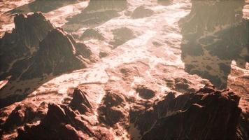 una toma aérea de drones del cañón de rocas rojas video