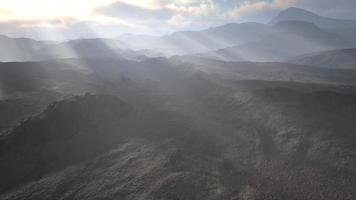 poussière volcanique noire et montagnes avec brouillard en arrière-plan video