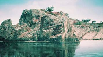 schöne felsige klippe mitten im meer video