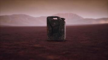 alter rostiger Benzinkanister in der Wüste video