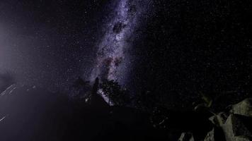Milchstraßengalaxie über Sandsteinschluchtwänden video