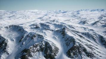 Paysage aérien 8k de montagnes enneigées et de rivages glacés en antarctique