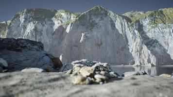 spiaggia di sabbia tra le rocce sulla costa dell'Oceano Atlantico in Portogallo video