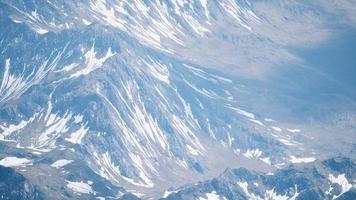 Vue aérienne paysage de montagne avec couvert de neige video