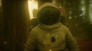 eenzame astronaut in donker bos video