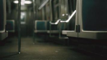 U-Bahn-Wagen in den USA wegen der Coronavirus-Covid-19-Epidemie leer video