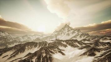 panorama de altas montañas nevadas al atardecer video