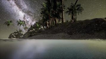 hermosa playa tropical de fantasía con estrella de la vía láctea en el cielo nocturno video