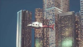 un hélicoptère survole le centre d'une grande ville video