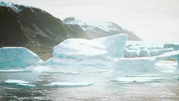 roca y hielo del glaciar en argentina video