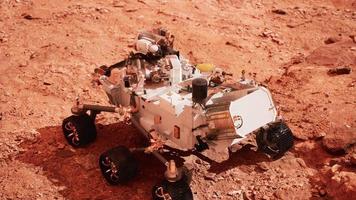 mars rover persévérance explorant la planète rouge. éléments fournis par la nasa. video