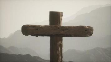 cruz de madeira crucifixo na montanha video