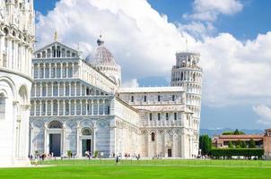 pisa baptisterio battistero, catedral de pisa duomo cattedrale y torre inclinada torre en la plaza piazza del miracoli foto