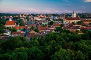 vista panorámica del casco antiguo de vilnius, lituania foto