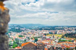 vista aérea de los distritos residenciales de la ciudad de leiria y el fondo de las colinas verdes, provincia de beira litoral foto