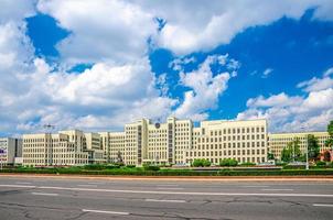 el edificio de estilo constructivista de la casa de gobierno en la plaza de la independencia en minsk foto
