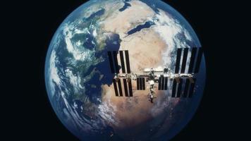 Estação Espacial Internacional 8k em órbita da Terra. elementos fornecidos pela nasa video