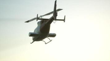 Flughubschrauber in extremer Zeitlupe und Sonnenuntergangshimmel video