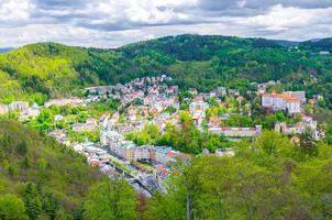 Vista panorámica aérea superior de Karlovy Vary foto