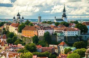 vista panorámica del casco antiguo de tallin con torres y murallas, estonia foto