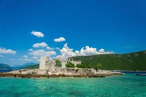 monasterio e iglesia en la isla en la bahía de boka kotor, montenegro foto