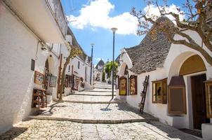 casas trulli en el pueblo de la ciudad de alberobello, puglia, sur de italia foto