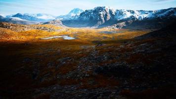 montagne con neve e colline secche in Cile video