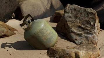 cilindro de gás de cozinha antigo na praia de areia video
