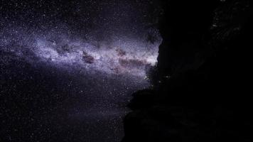 traînées d'étoiles d'astrophotographie au-dessus du canyon video
