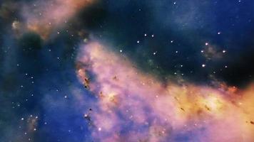 exploración de galaxias a través del cielo azul de nubes naranjas